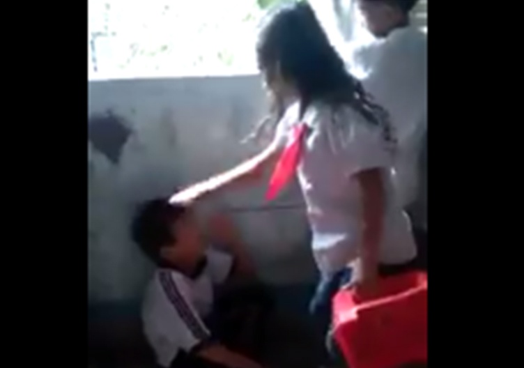 Bi dung trung, nu sinh lop 4 don ban vao goc lop danh hinh anh