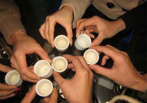 'Nguoi tre nuoc ngoai doc sach, chung ta ca phe, nhau nhet' hinh anh