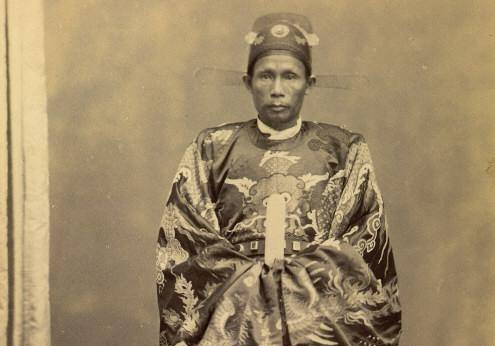 Tien si dau tien cua Viet Nam toi troi Tay hinh anh