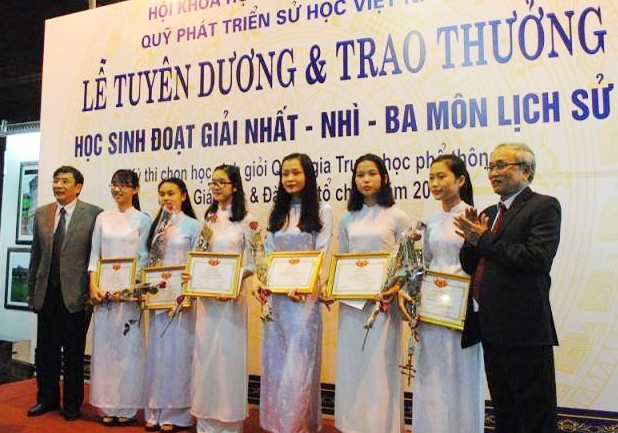 Mẹ lo vì con học chuyên Sử ảnh 1 Me lo vi con hoc chuyen Su anh 1