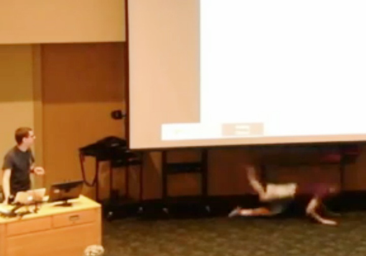 Sinh vien goc Viet ngu roi khoi ban giua giang duong My hinh anh