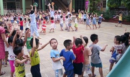 Cha me cang thang chay truong mam non cho con hinh anh