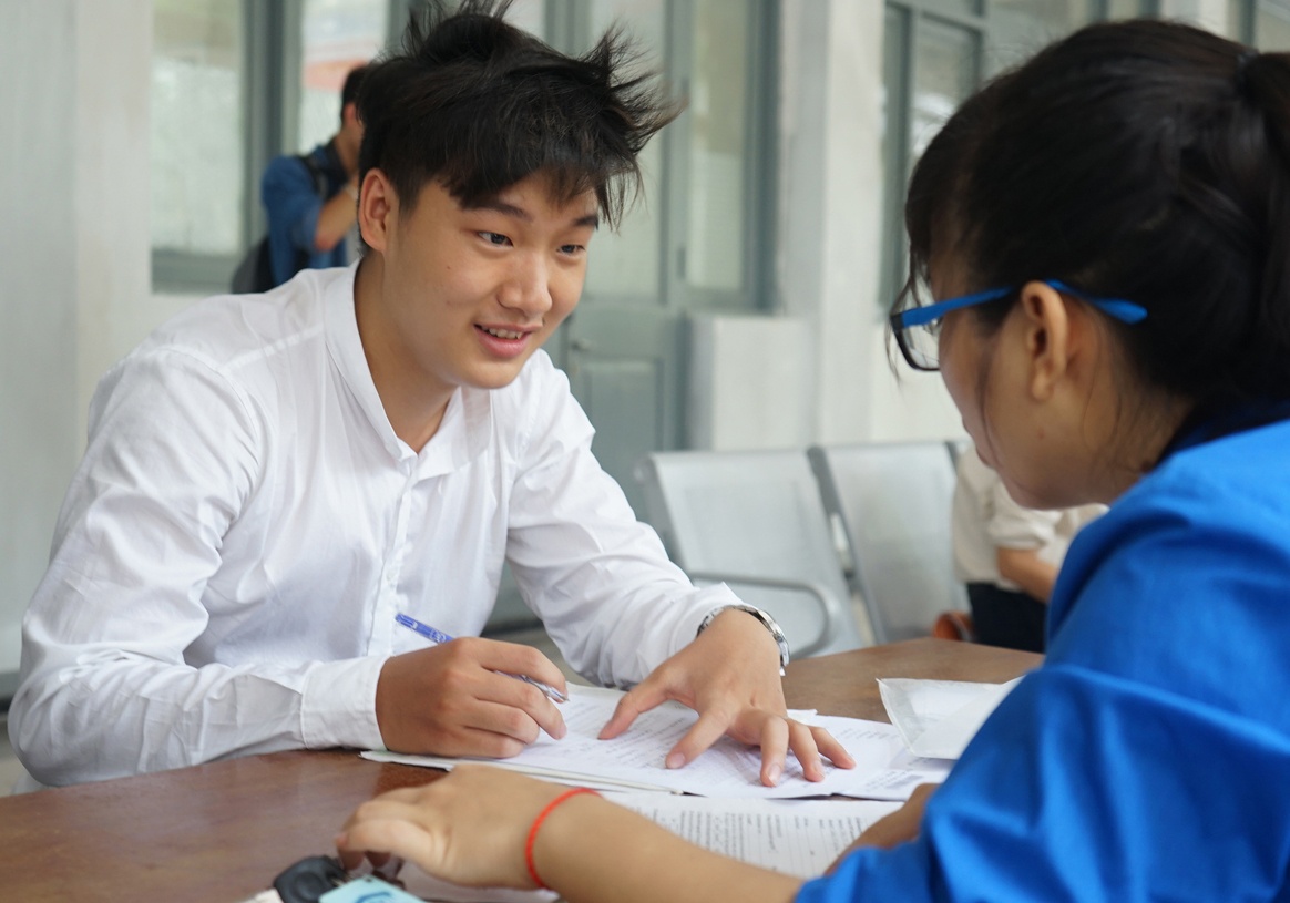 Nganh 'hot' - Diem chuan van cao hinh anh