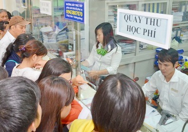Gia nhan vien truong lua thi sinh trung tuyen dong hoc phi hinh anh