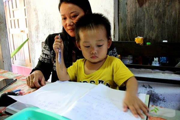 Cau be 3 tuoi biet doc bao, hat karaoke hinh anh