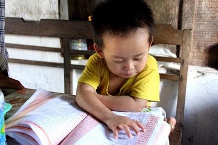 Cậu bé 3 tuổi biết đọc ảnh 1 Cau be 3 tuoi biet doc anh 1