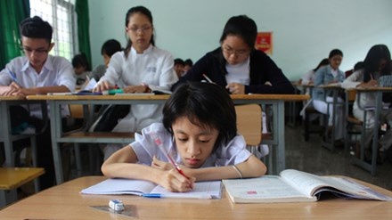 Nu sinh xuong thuy tinh hoc gioi anh 1