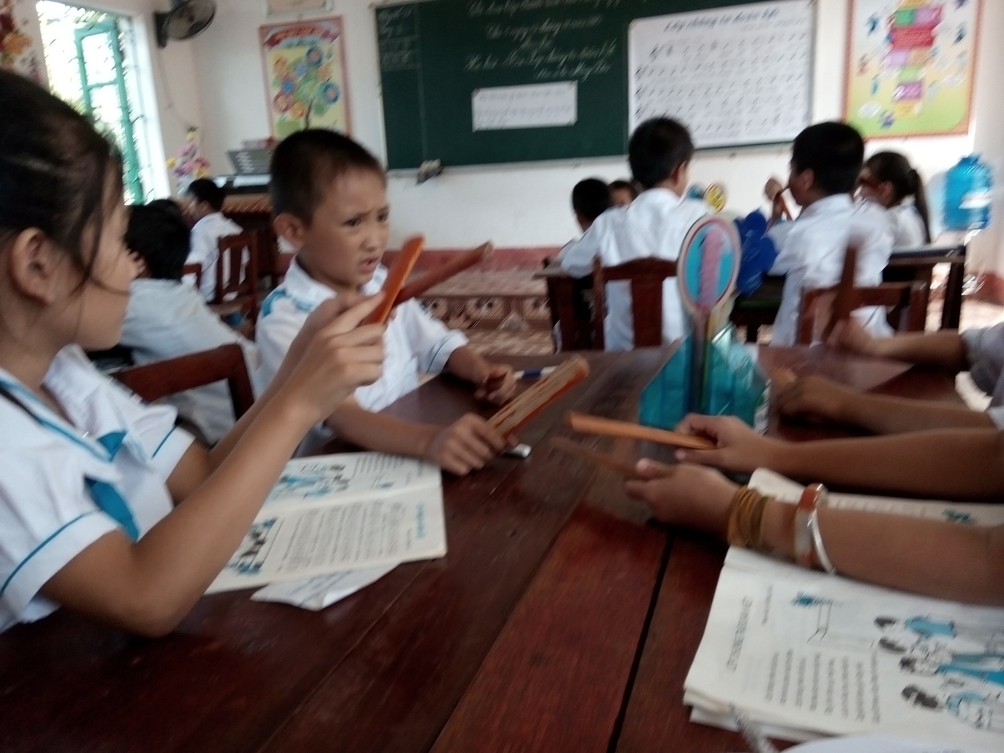 Beu ten hoc sinh len loa phong thanh xa vi cham nop tien hinh anh