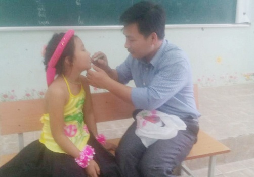 20/11: Chuyen thay giao trang diem cho hoc tro hinh anh