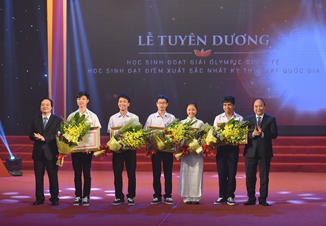To quoc can nhung tam huy chuong anh 2