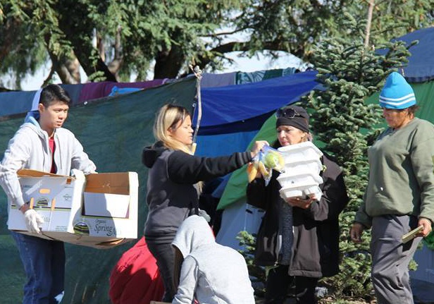 Du học sinh tặng quà giáng sinh ảnh 1 Du hoc sinh tang qua giang sinh anh 1