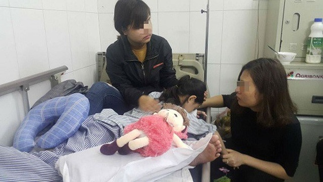 Hoc sinh lop 4 bi ban nem but hong mat: Noi don dau cua me hinh anh