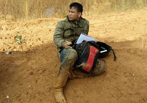 Tam su cua thay giao lam lem bun dat khi den truong hinh anh