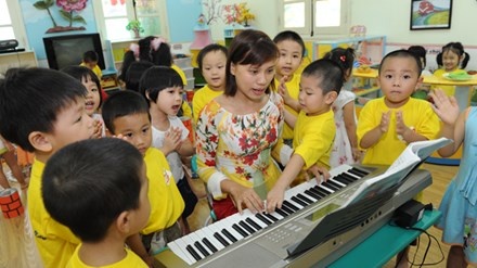Chuyen giao vien thua sang day mam non: Can than trong hinh anh
