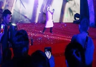 Dung bat con tre lam chuyen lon hon tuoi minh hinh anh