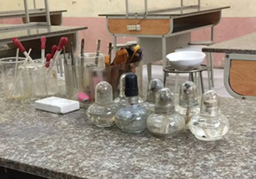 Canh cao co giao vu nu sinh bi bong trong phong thi nghiem hinh anh