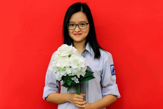 Mot gia dinh co 2 con gai cung hoc Harvard hinh anh