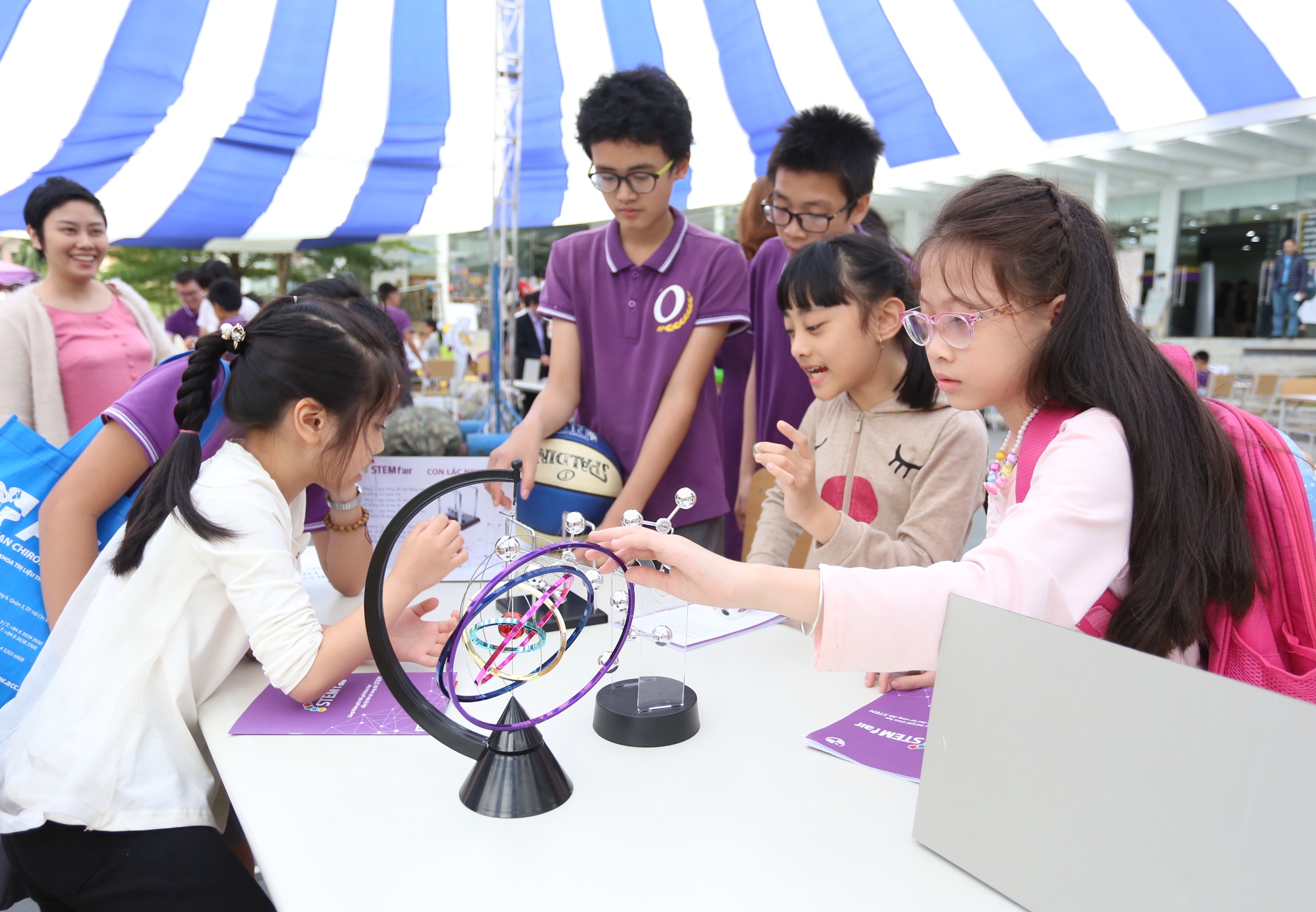 Buoi hoc thuc hanh cua hoc sinh Ha Noi hinh anh