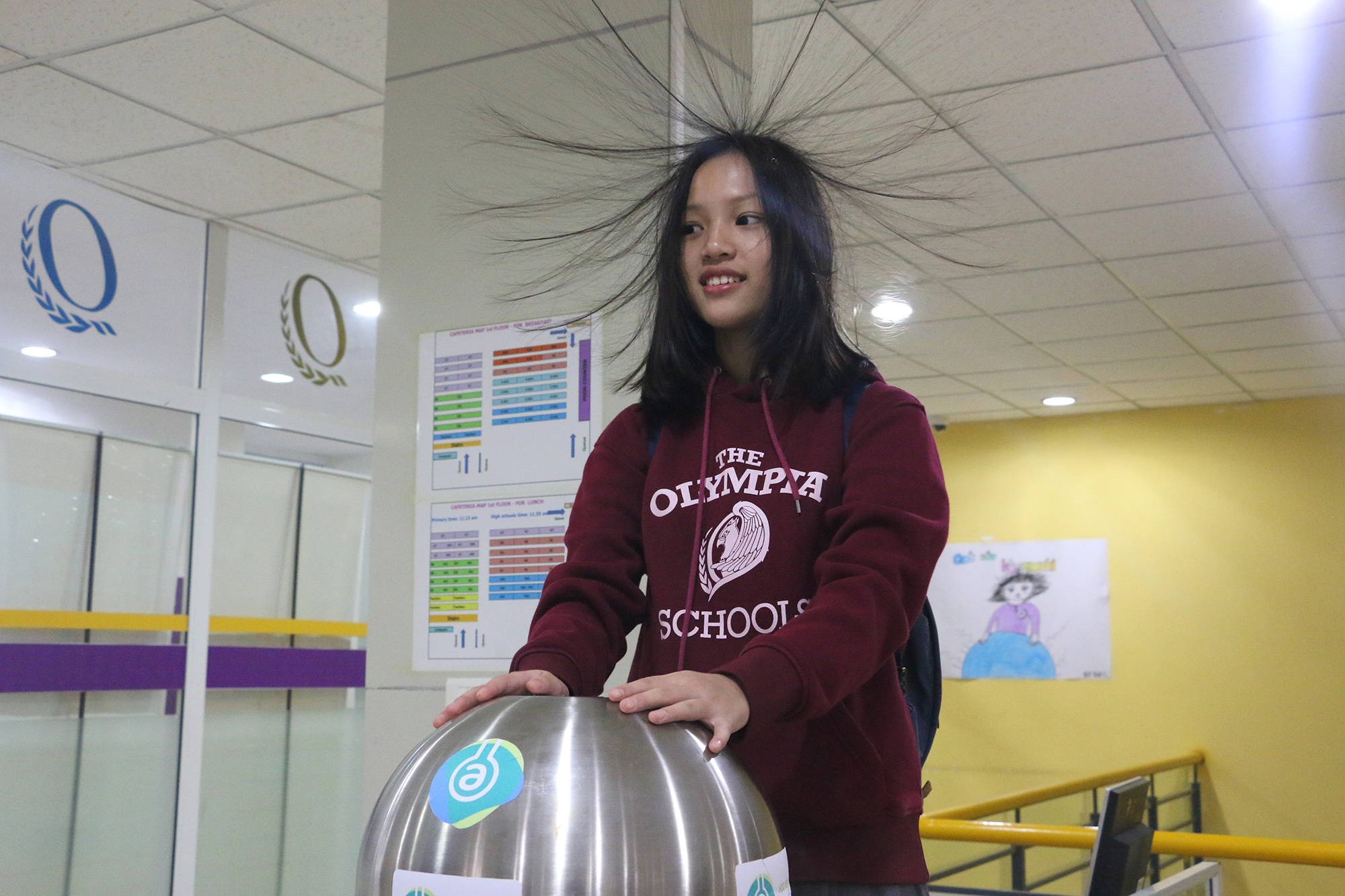 Hoc sinh tap lam ten lua, thi nghiem luc ma sat giua san truong hinh anh