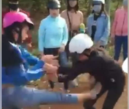 Nu sinh lop 10 danh nhau nhu phim hanh dong hinh anh