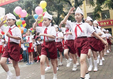 Dau nam hoc lai 'nong' cac khoan tien dong gop hinh anh