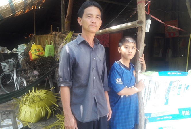 Hoc sinh lop 1 bi duoi vi 'qua tuoi' da duoc den truong hinh anh