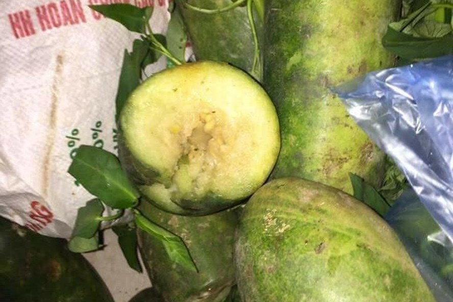 Phu huynh vay xe dua rau qua thoi vao truong hoc hinh anh