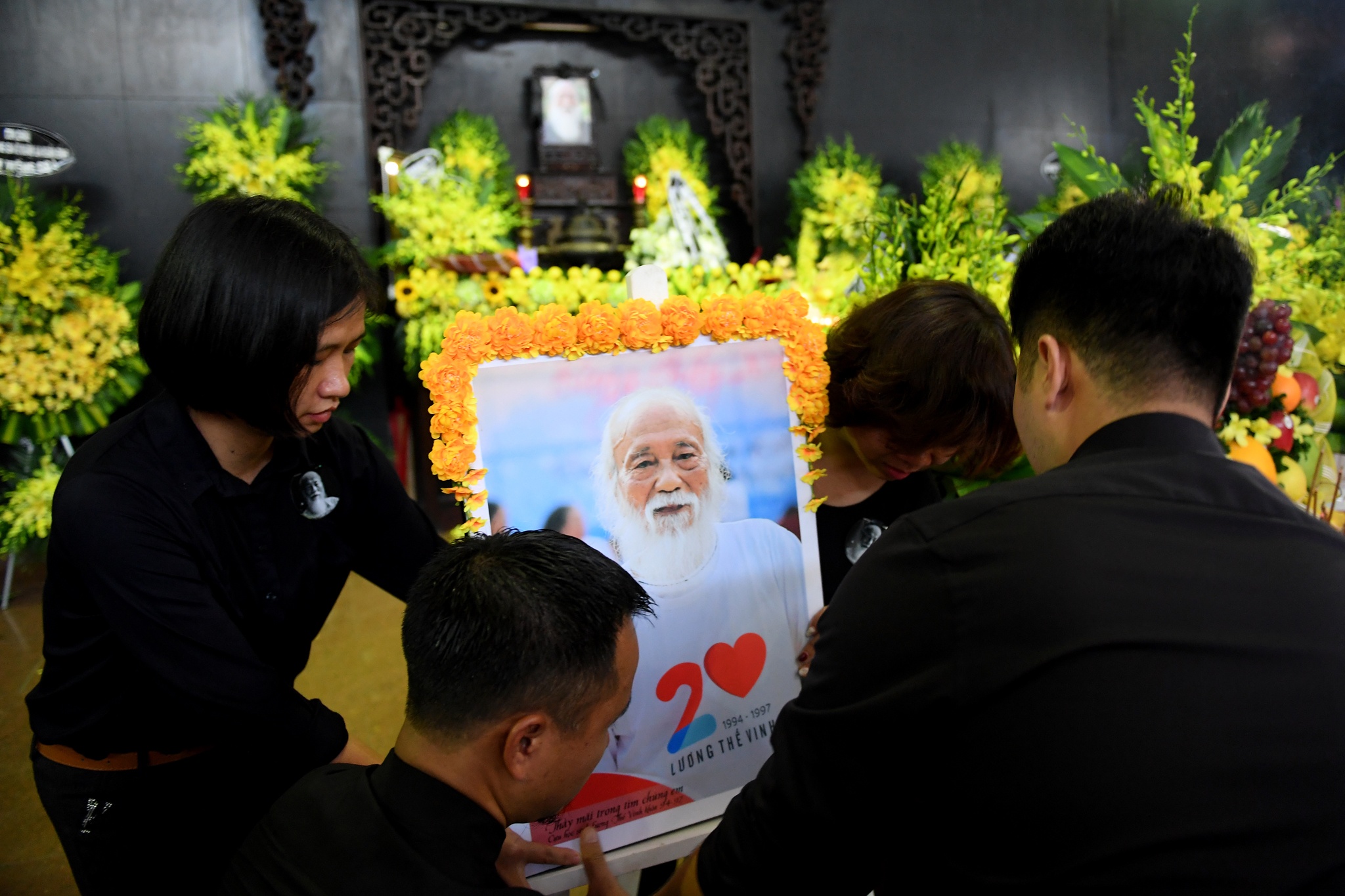 Hang tram hoc sinh tien dua PGS Van Nhu Cuong hinh anh