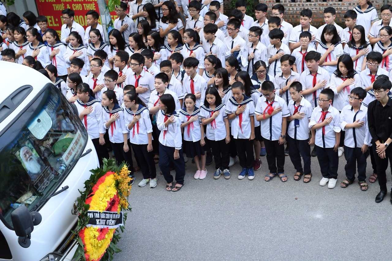 Hang nghin hoc sinh tien dua thay Van Nhu Cuong ve noi an nghi hinh anh