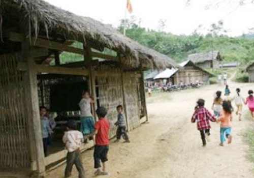 9 hoc sinh o Bac Kan lien tuc bi ngat, khong kiem soat duoc ban than hinh anh