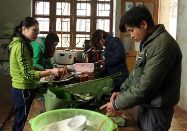 Giao vien vung cao Nghe An nhan thuong Tet voi mi chinh, tra hinh anh