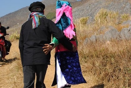 Vỗ mông tỏ tình ảnh 2 Vo mong to tinh anh 2