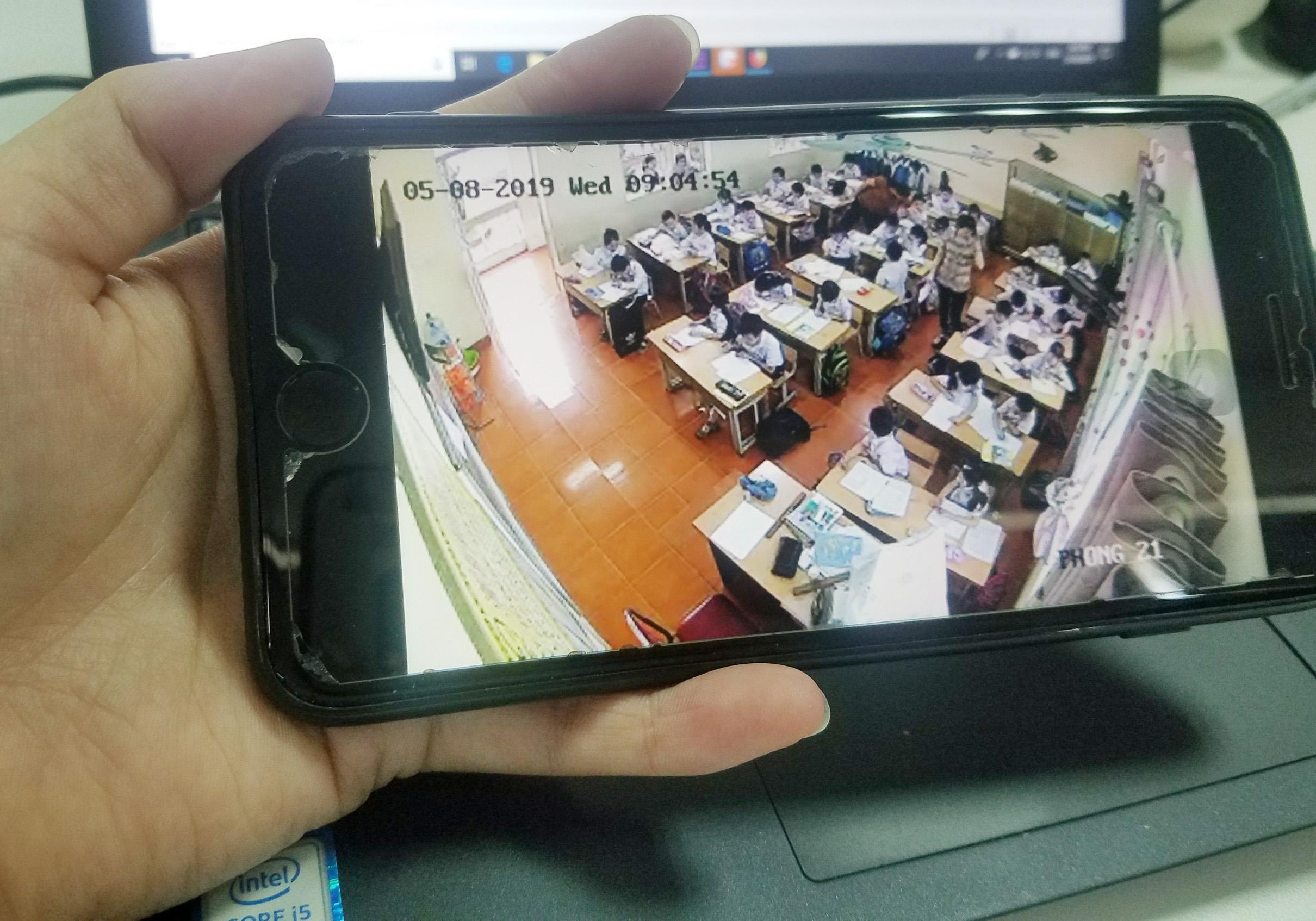 Co giao danh, quat thao hoc sinh trong gio kiem tra hinh anh