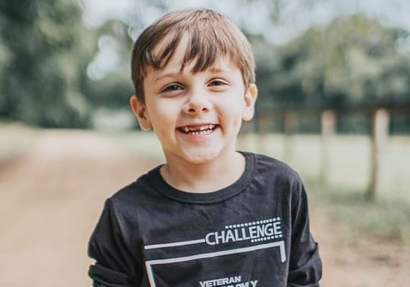 Cau be mac benh tu ky biet 9 ngoai ngu hinh anh