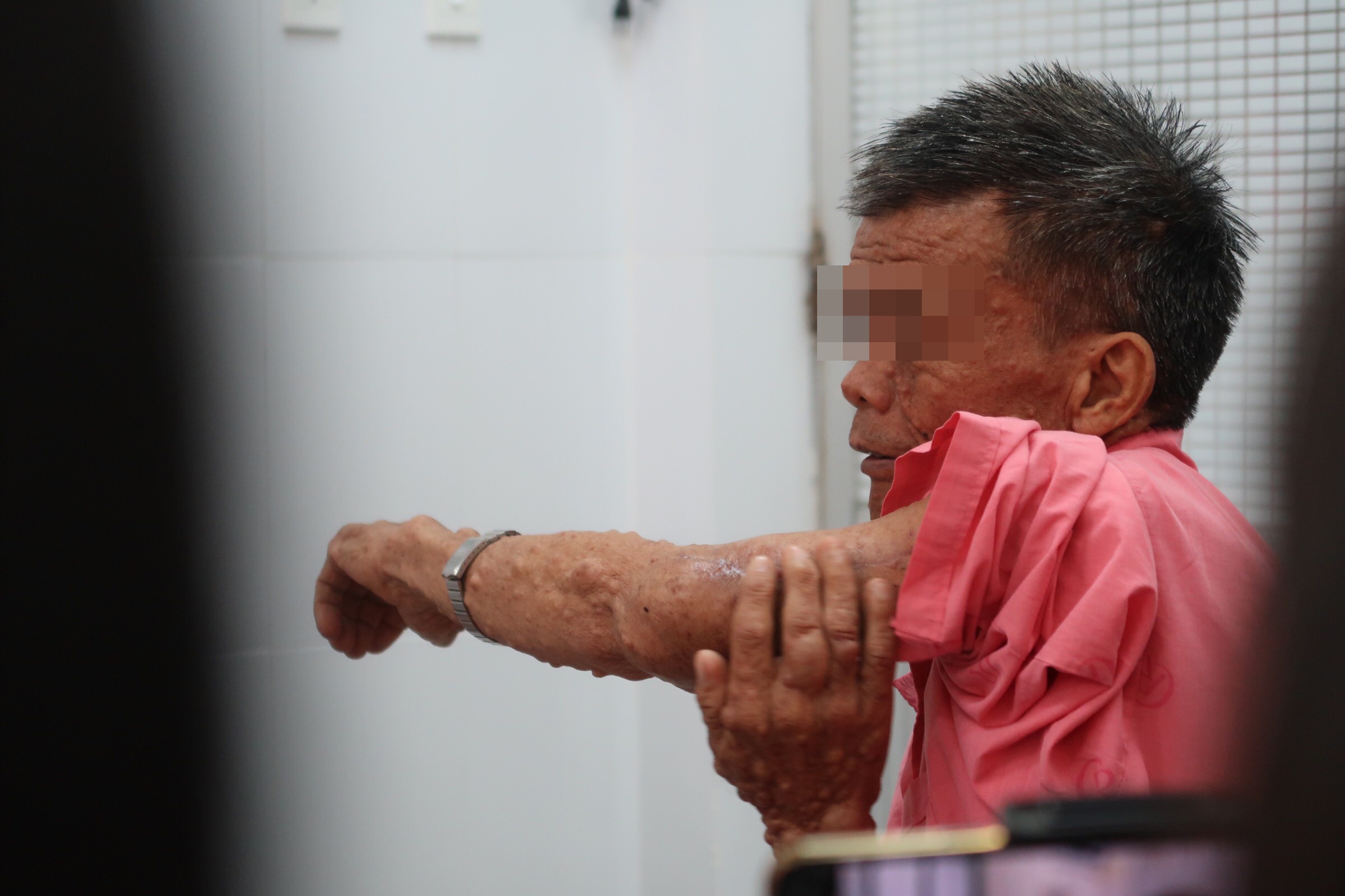 Thay giao day Toan mang doi chan bien dang suot 20 nam len buc giang hinh anh