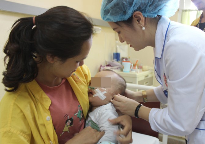 rơi từ tầng 2 xuống tầng 1,  em bé rơi xuống tầng 1,  em bé rơi khi đang ngủ ảnh 1 roi tu tang 2 xuong tang 1,  em be roi xuong tang 1,  em be roi khi dang ngu anh 1