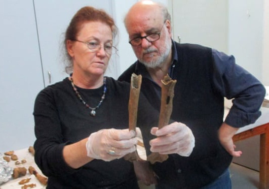 Bo hai cot bi an tren nui thay tu hinh anh