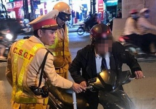 Nguoi bi do nong do con mao danh vu truong o Bo GD&DT hinh anh