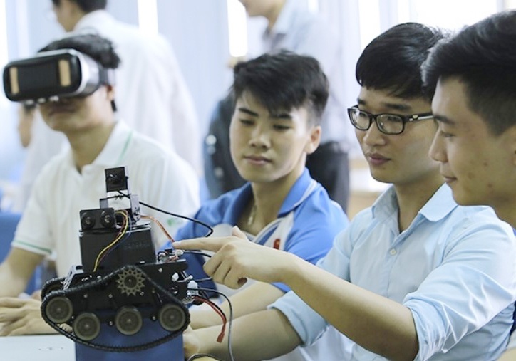 Nhieu truong dai hoc o TP.HCM dua nhau mo nganh lien quan robot, AI hinh anh