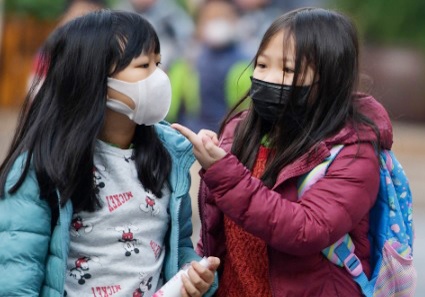 Phat khau trang, khu khuan truong hoc mien phi o Ha Noi hinh anh