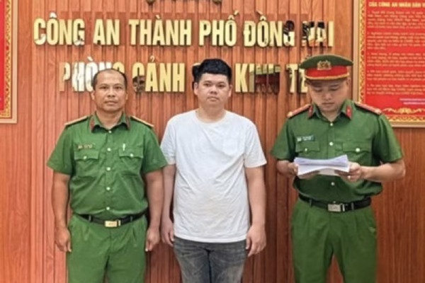 Khoi to chu 2 kho thoi trang 'hang hieu fake' hinh anh