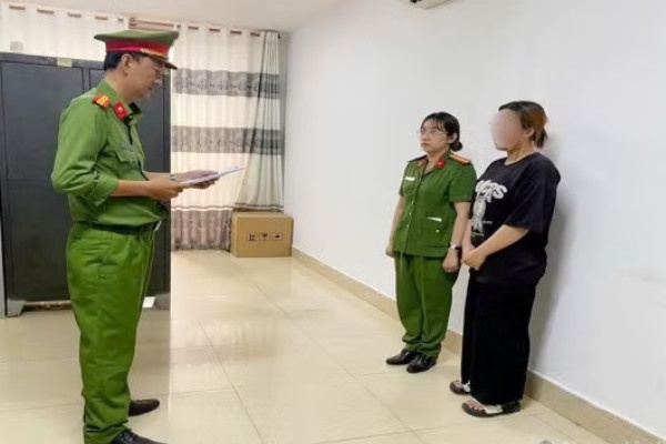 Nguoi me tre bi bat vi danh con dan den tu vong hinh anh