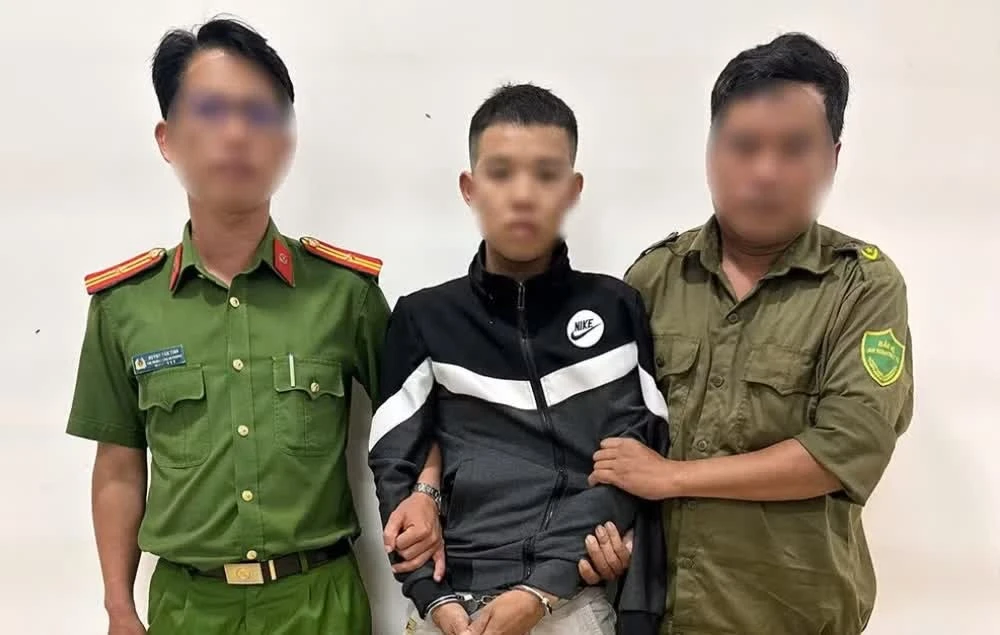 Bat doi tuong mang kiem tan cong cha, nem 'bom xang' vao cong an hinh anh