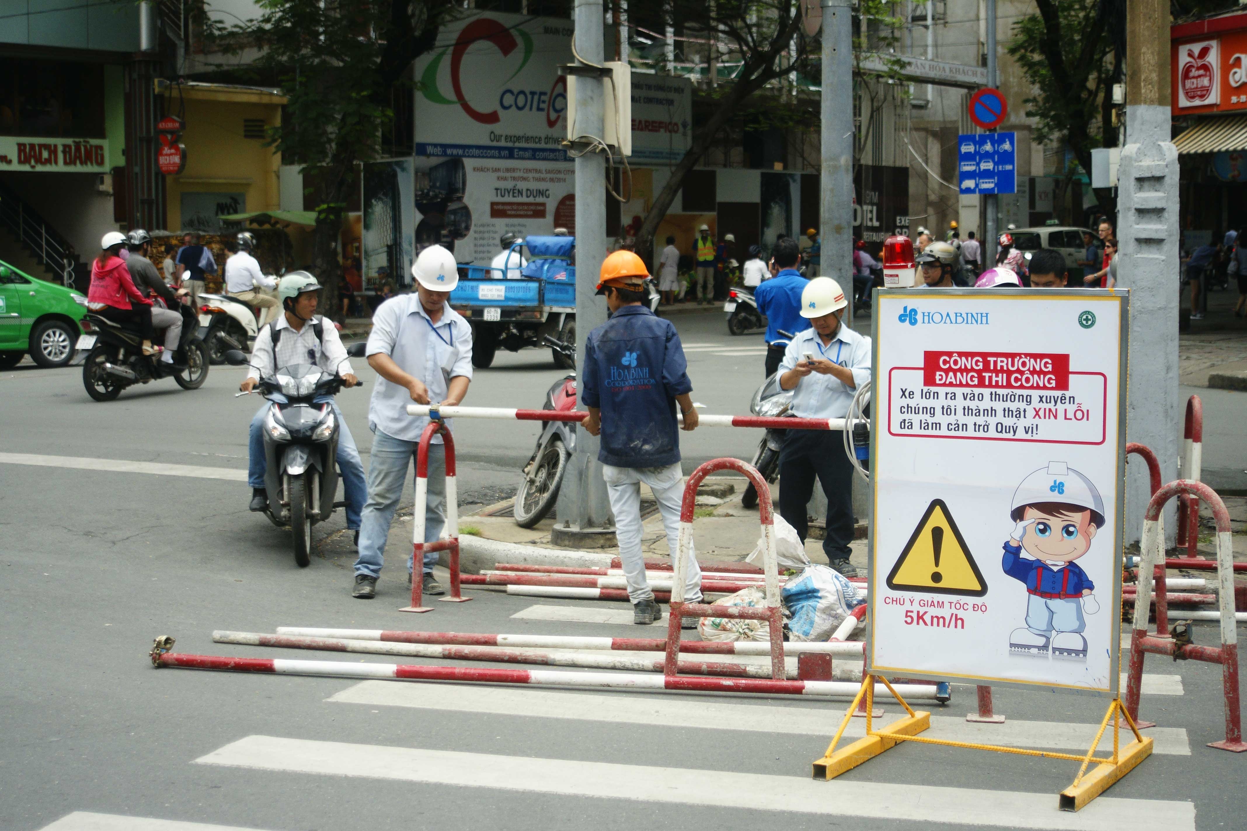 Chua the cam duong Le Loi vi xe cho rao chan bi cong an phat hinh anh