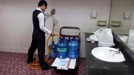 San bay giai thich viec lay nuoc tu WC cho vao binh nuoc hinh anh