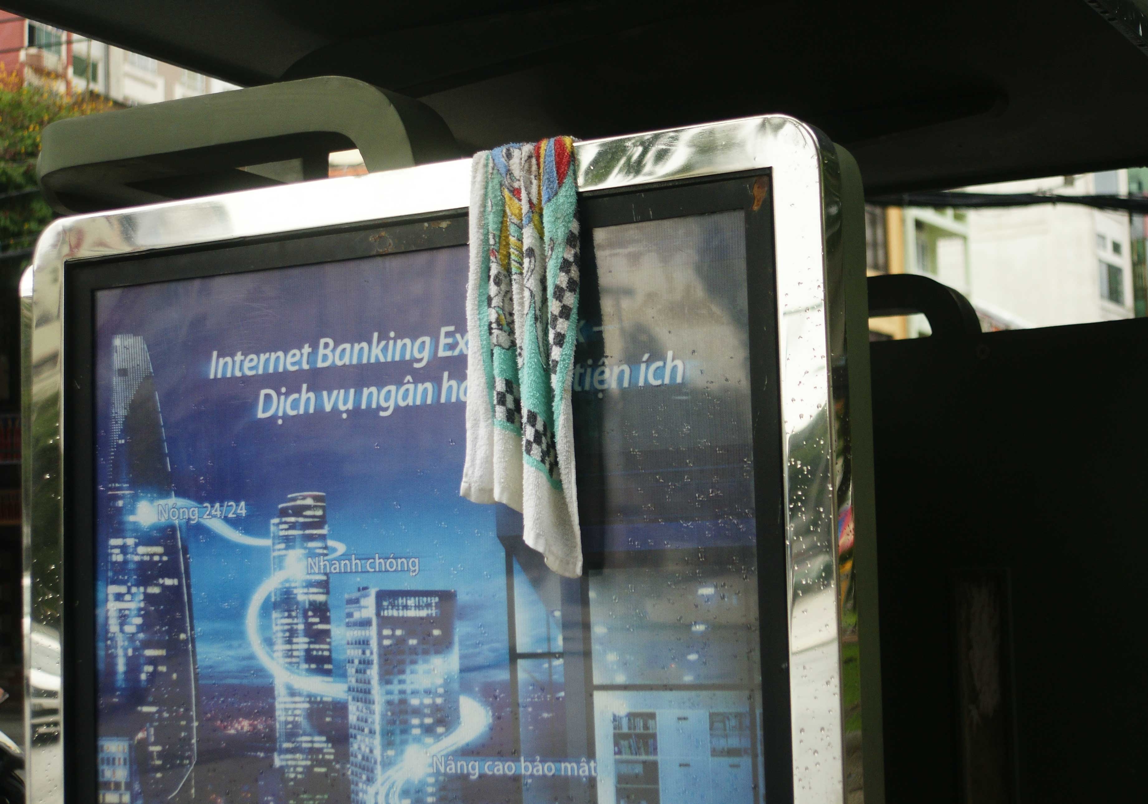 Tram thong tin xe buyt o Sai Gon bien thanh noi treo do hinh anh