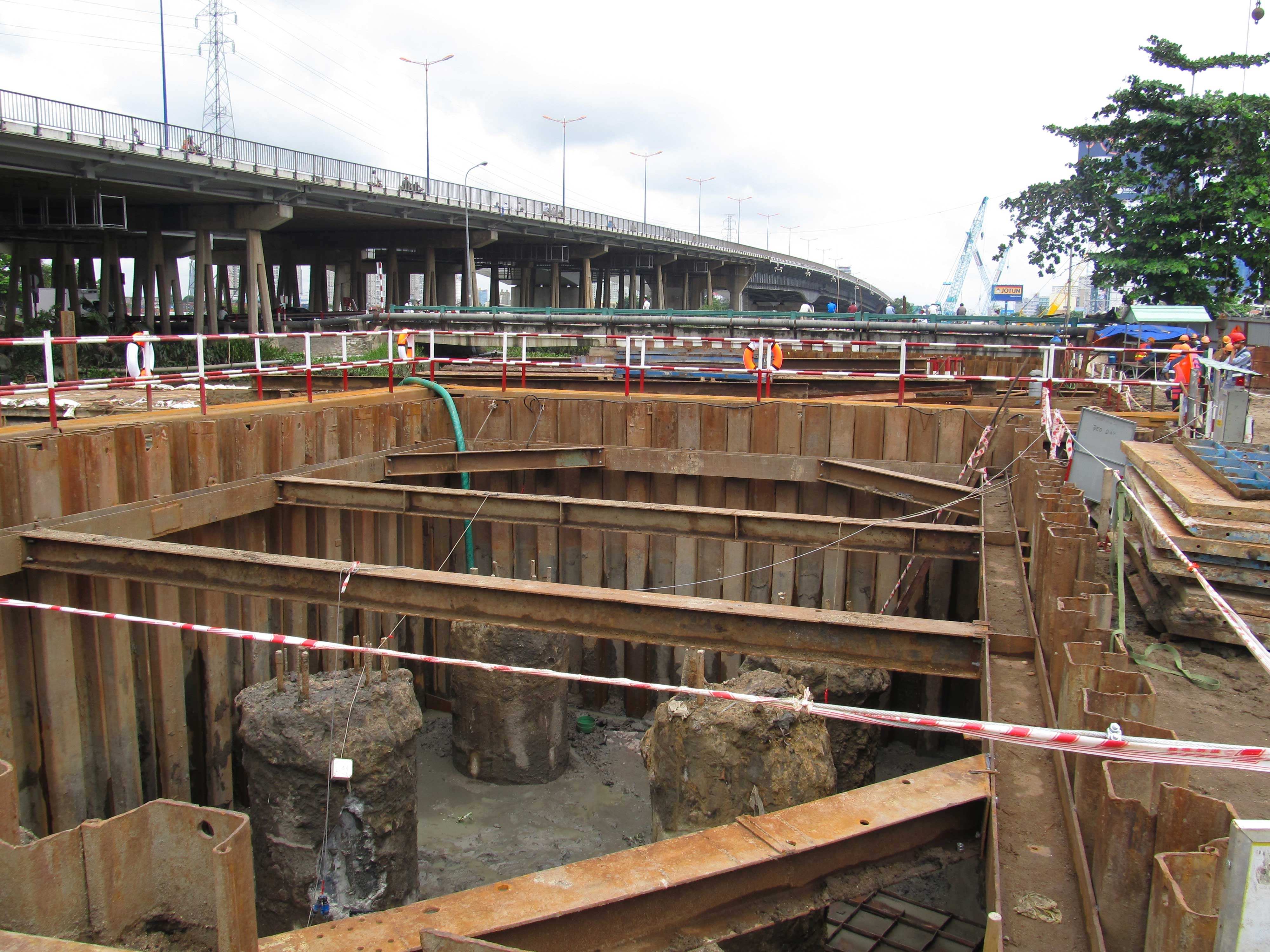 Hố trụ vượt sông Sài Gòn.