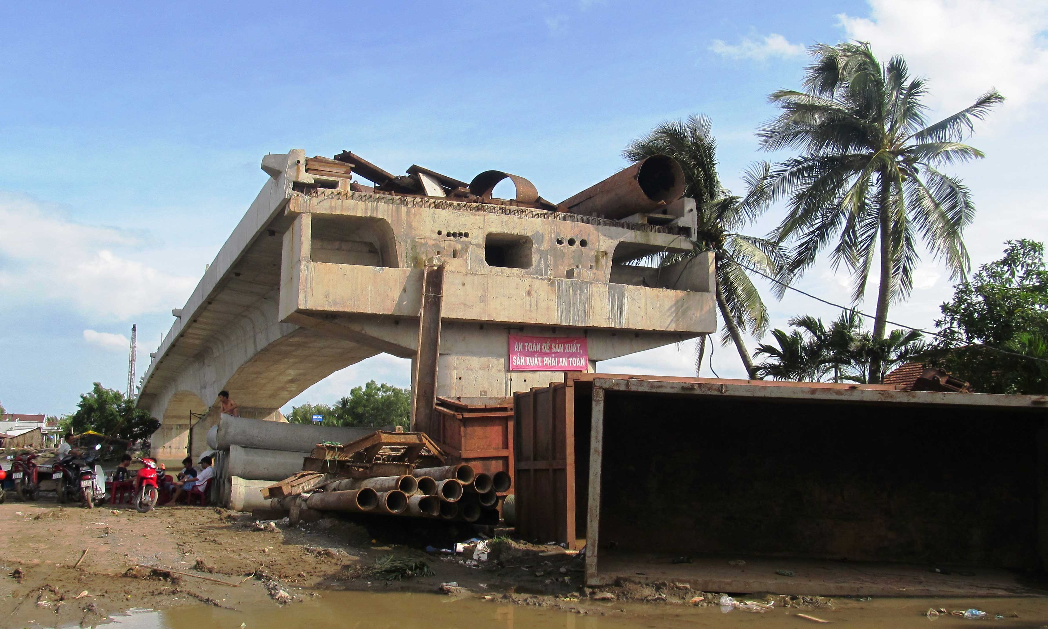 Nhung cay cau chi xay mot nua o Sai Gon hinh anh