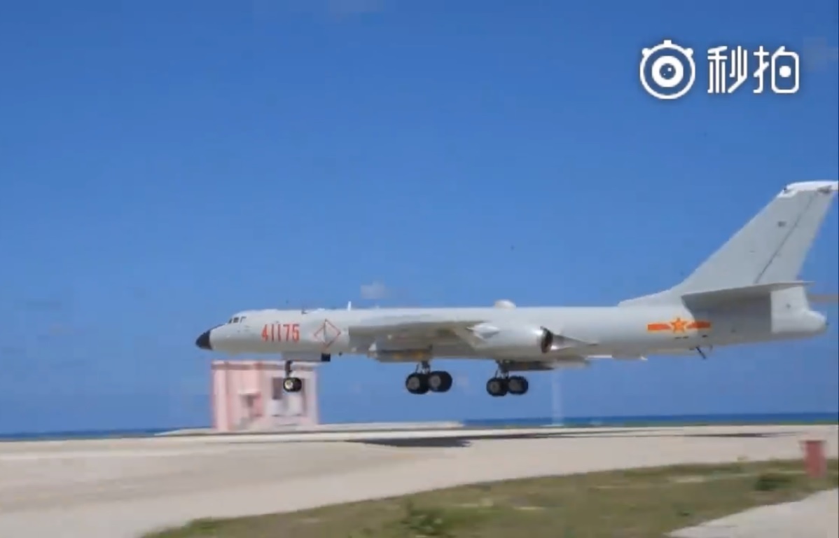 May bay nem bom H-6K ha canh tai Hoang Sa hinh anh