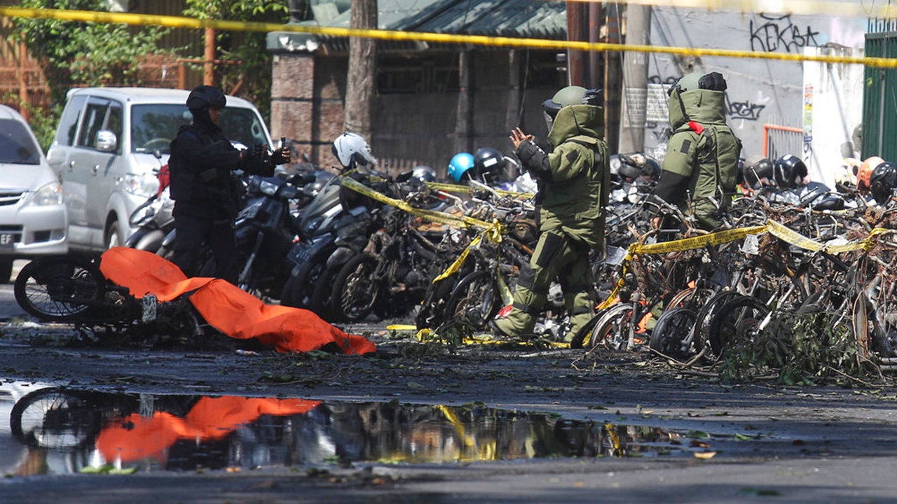 Khung bo o Indonesia: Ca gia dinh 6 nguoi danh bom tu sat hinh anh